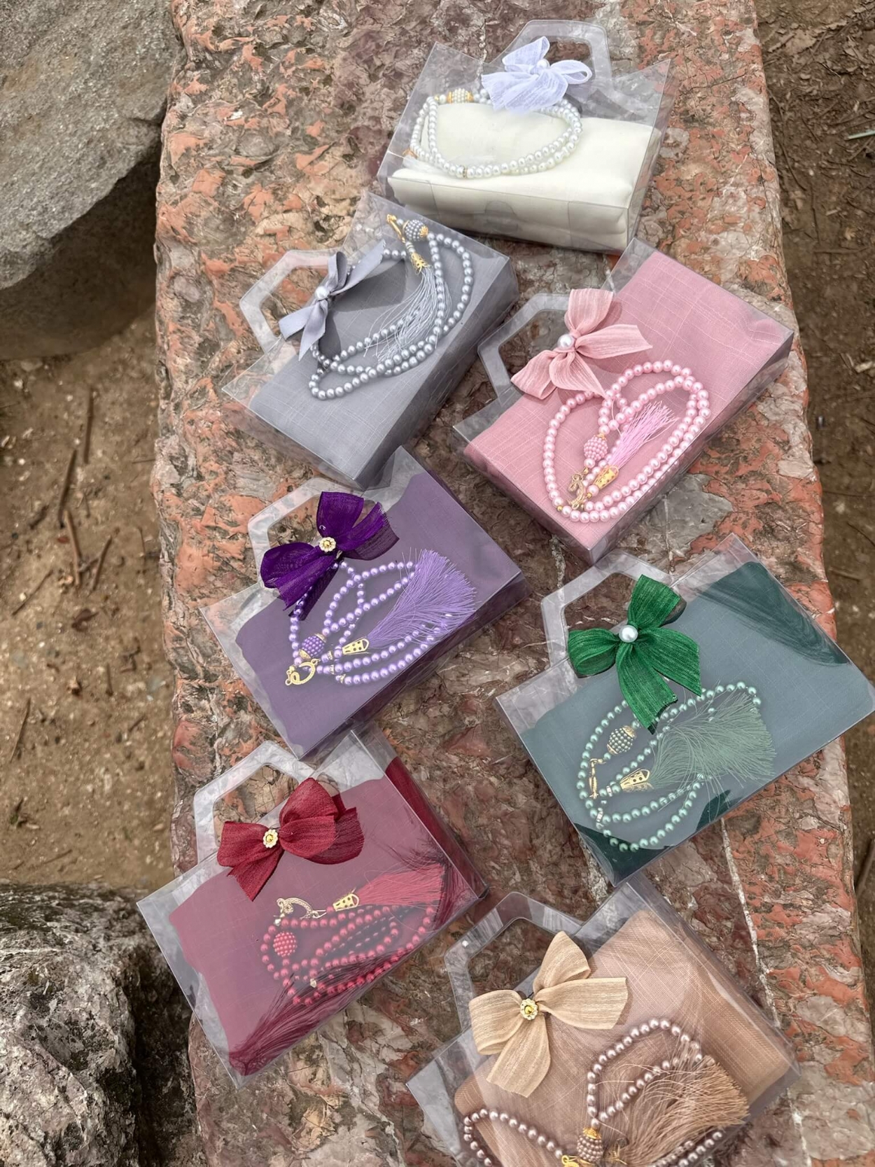 asetat-kutu-icerisinde-isme-ozel-pleksili-keten-kare-esarp-ve-inci-tesbih-gri-1-8313