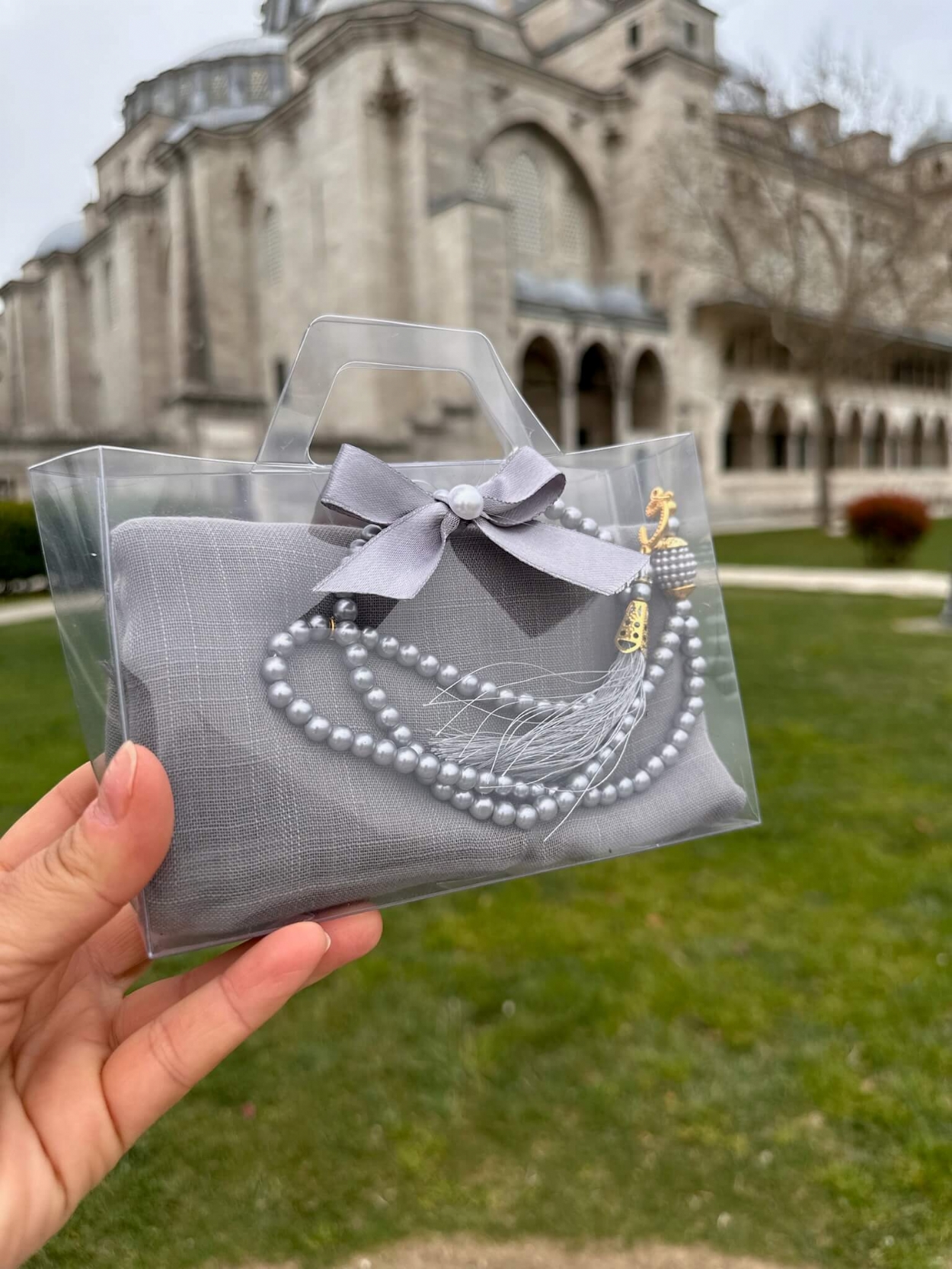 asetat-kutu-icerisinde-isme-ozel-pleksili-keten-kare-esarp-ve-inci-tesbih-gri-2