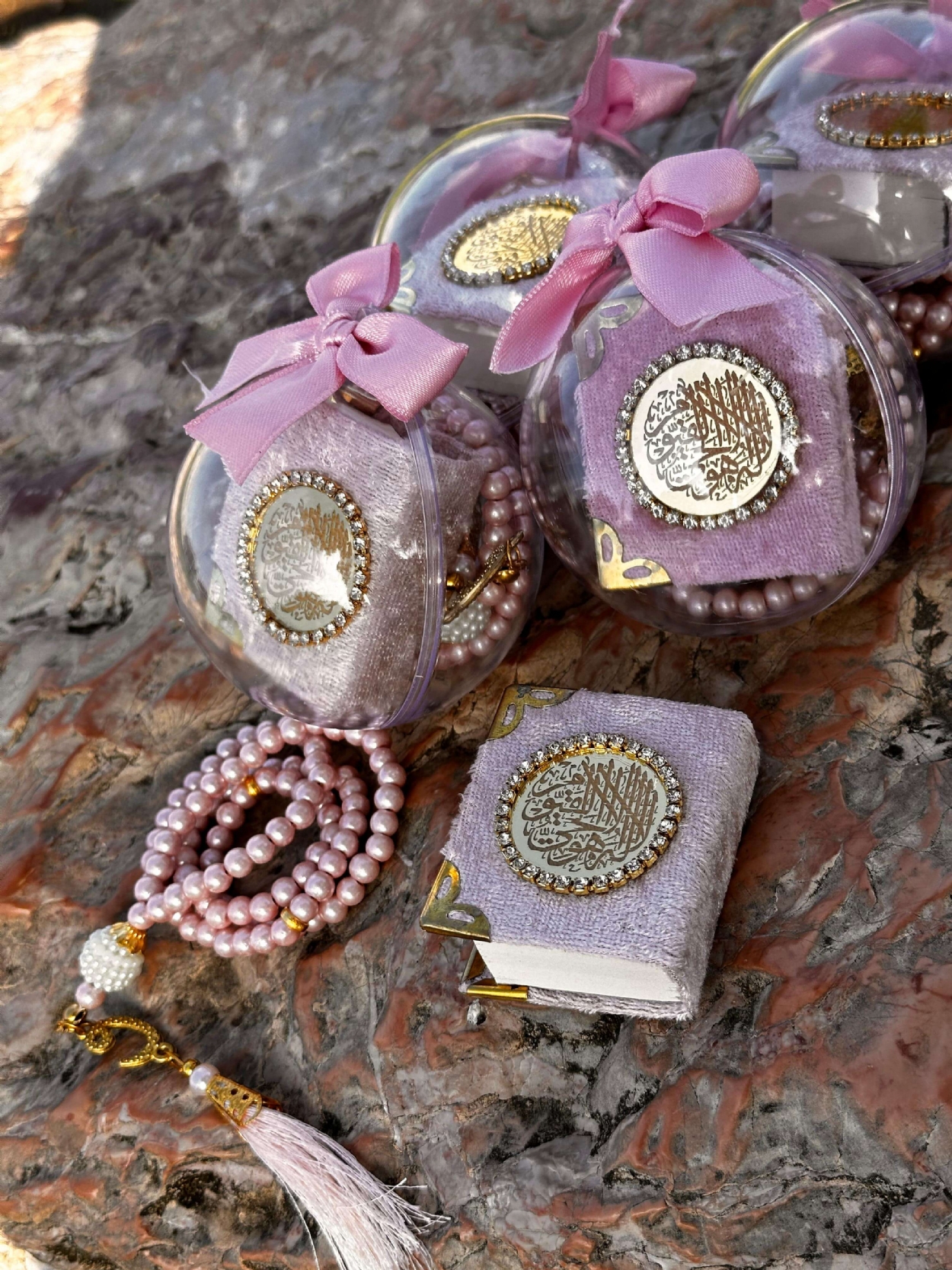 kurdaleli-cam-fanus-icerisinde-mini-kuran-ve-vavli-inci-tesbih-seti-10-adetpembe-10 adet