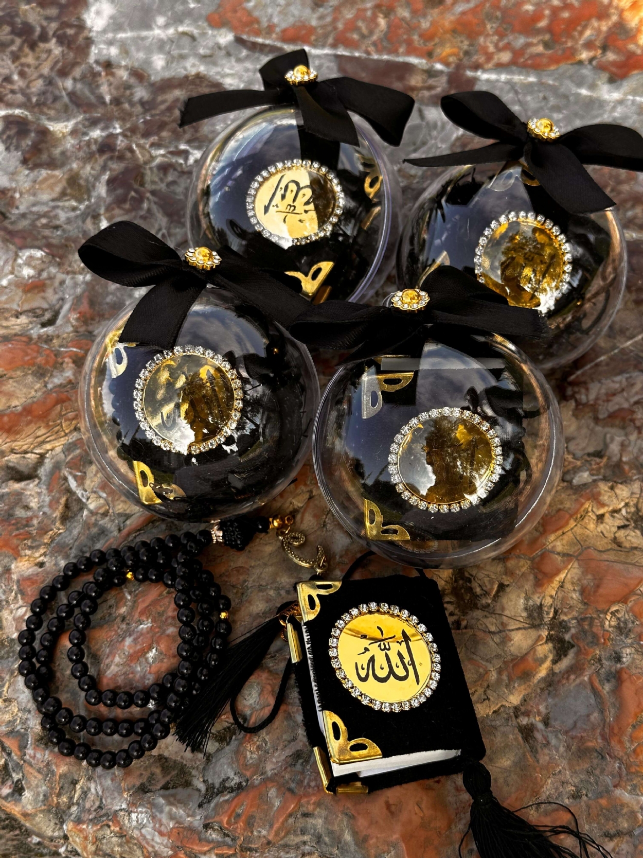 kurdaleli-cam-fanus-icerisinde-mini-kuran-ve-vavli-inci-tesbih-seti-10-adetsiyah-10 adet