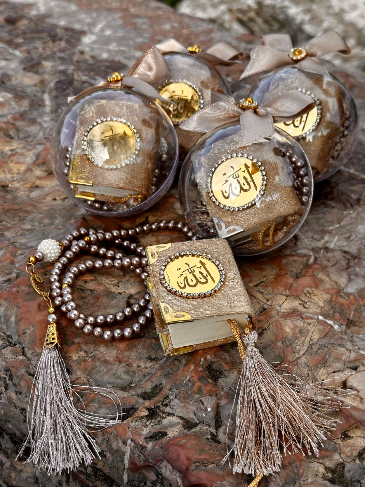 kurdaleli-cam-fanus-icerisinde-mini-kuran-ve-vavli-inci-tesbih-seti-gold-10