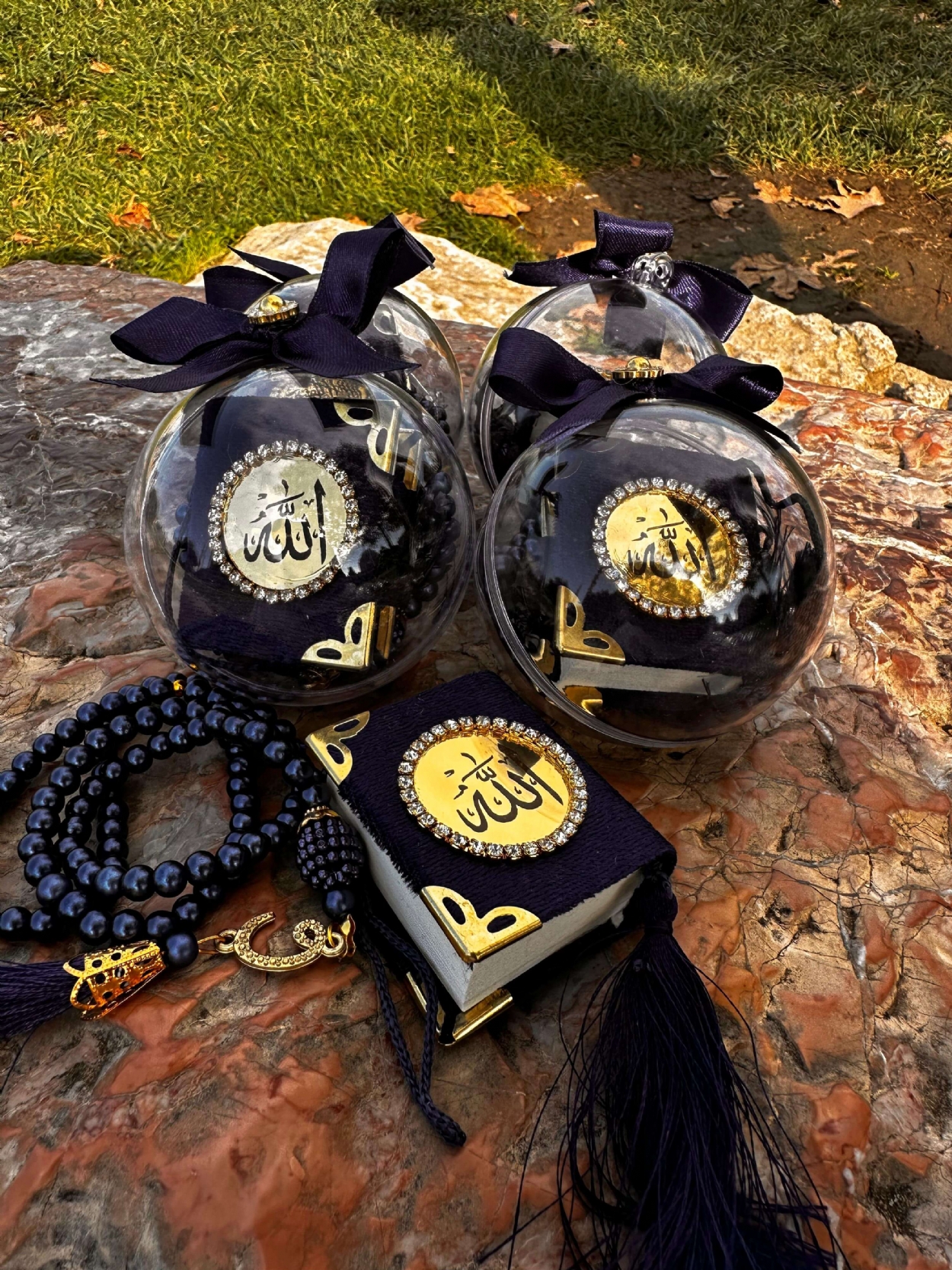 kurdaleli-cam-fanus-icerisinde-mini-kuran-ve-vavli-inci-tesbih-seti-lacivert-10