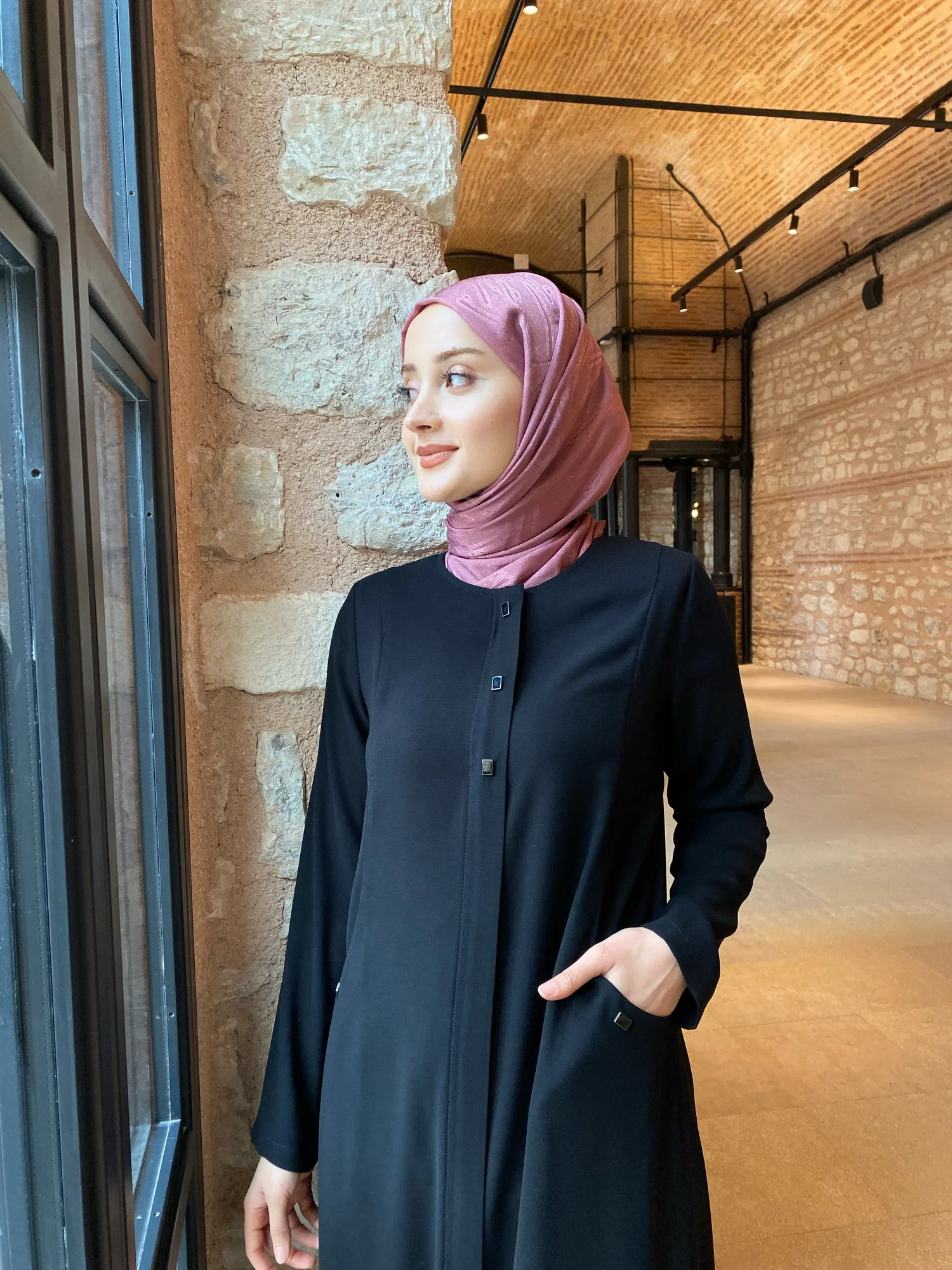 OVAL CEPLİ ÇITÇIT DETAYLI İNCE DOKUMA KUMAŞ FERACE-MOD19